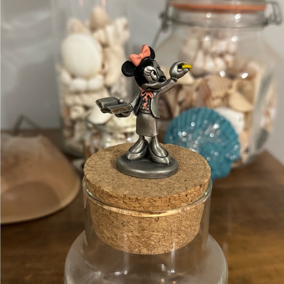 Minnie Mouse teacher 👩🏫 Pewter figurine 🐭 🩷 - Picture 3 of 9
